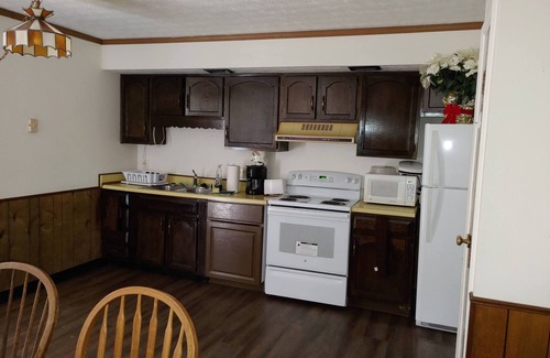 Parkdale House | Cozy & charming ranch style home in cul-de-sac.