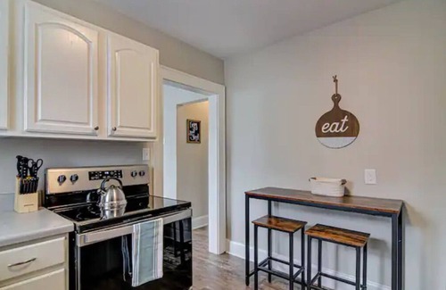 Greensboro Apartment | Cozy & Cheerful 2 Bedroom minutes from Downtown