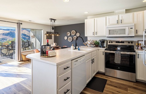 Chelan Condo | Cozy Chelan Condo, Lake & Mountain Views