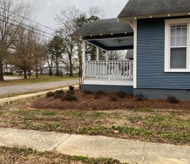 Tupelo House | Cozy Chestnut Cottage- Downtown favorite!