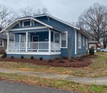 Tupelo House | Cozy Chestnut Cottage- Downtown favorite!