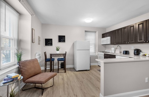Spruce Hill Apartment | Cozy City View Apartment