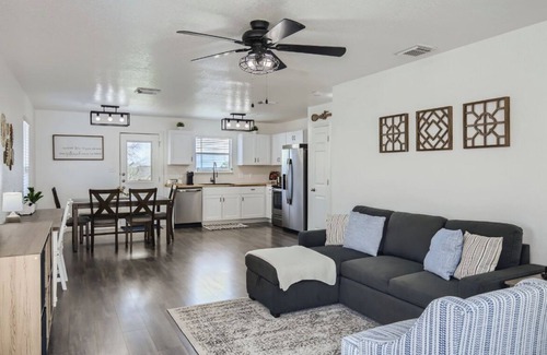 San Antonio House | Cozy & Clean 2BR w/views Lackland BMT Riverwalkn