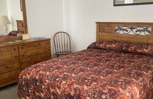 Glendo Hotel | Cozy & Clean Queen Room