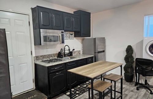 Harbor Gateway North Apartment | Cozy, close to Sofi, freeway, and Downtown LA