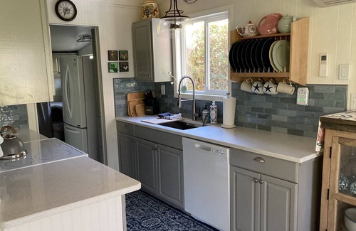 Florence Cottage | Cozy Coastal Cottage. Perfect couple Getaway.