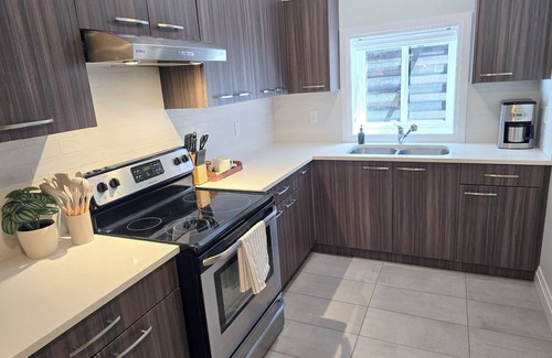 Upper Lonsdale House | Cozy Coastal Haven l North Van w/parking & laundry