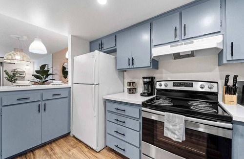 Pacific Beach House | Cozy Coastal Townhouse with Hot Tub + Fire Pit
