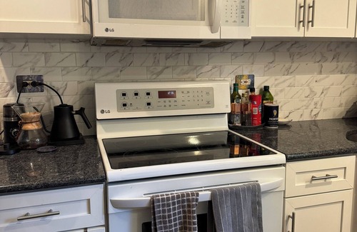 Drexel Hill House | Cozy Colonial Home, king bed, private parking & entertaining back yard
