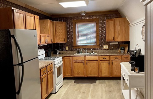 Farmers Cabin | Cozy, Comfy Cabin minutes from Cave Run Lake, I-64, App Harvest, and Morehead.