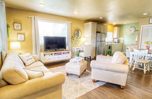 Summit Cottage | Cozy & Comfy Vickery Cottage, Tacoma WA