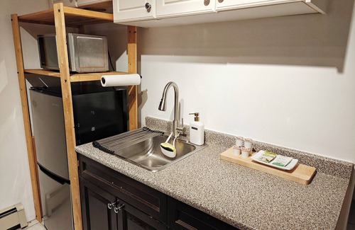 Grandview-Woodland Apartment | Cozy Commercial Oasis - Private Entrance Studio - 10 min to Downtown Vancouver