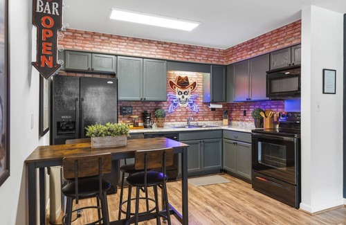 Music Row Condo | Cozy Condo by Music Row - Walk to Restaurants, Bars & Music
