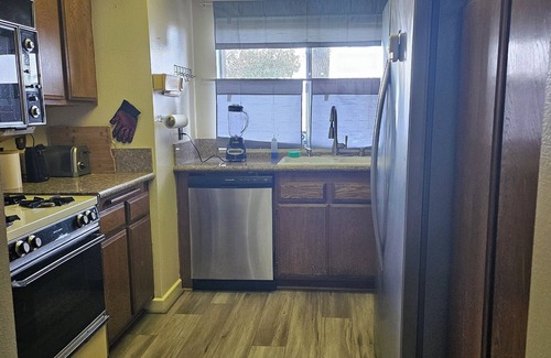 Montebello Condo | Cozy condo on hill top. with beautiful view of the city