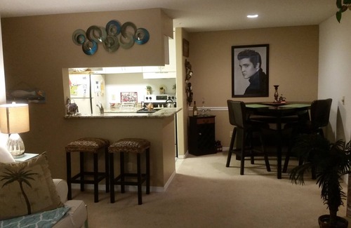 Suntree Condo | Cozy Condo Retreat.Close to Beaches/Disney/NASA.Tranquil Large Pool/Jacuzzi area