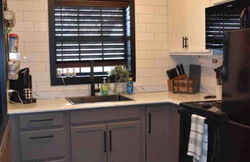 Brownwood House | Cozy & Convenient Bungalow - Downtown & HPU