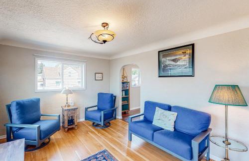 Winchester Bay House | Cozy Corner by the Bay