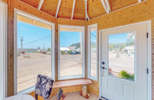 Winchester Bay House | Cozy Corner by the Bay