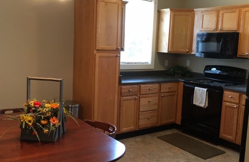 Middletown House | Cozy Cottage 2 bdrm w/wrap porch, 1 mile to xway, shops and entertainment
