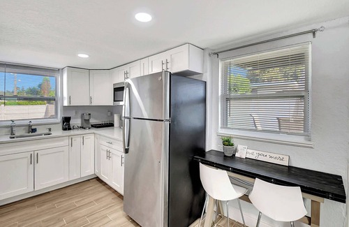 Delray Beach Apartment | Cozy Cottage 5 Min to Beach Perfect for Couples