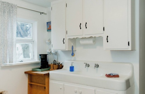 Shorewood-Tower Hills-Harbert Apartment | Cozy Cottage by Lake MI&Dunes w/Hot tub