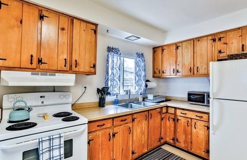 Menahga House | Cozy Cottage by Spirit Lake