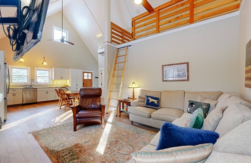 Moultonborough House | Cozy cottage: central to lakes w/beach access, hiking, skiing & entertainment
