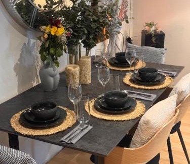 Holbrooks House | Cozy Cottage Coventry self check-in after 3pm, Pets Friendly
