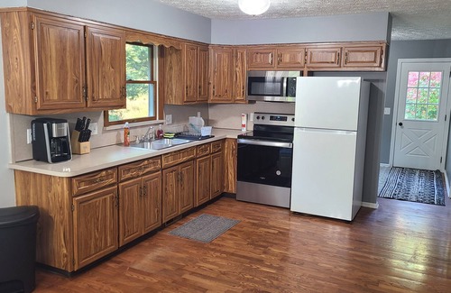 Lakeville Cottage | Cozy Cottage in Between Mohican and Amish Country