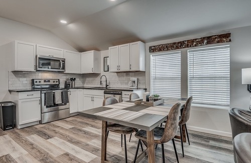 Norman House | Cozy Cottage in BoomerTown