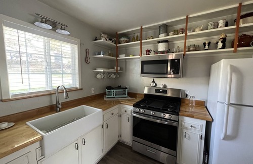 Oakhurst Cottage | Cozy cottage in delightful Ahwahnee with AC, WiFi