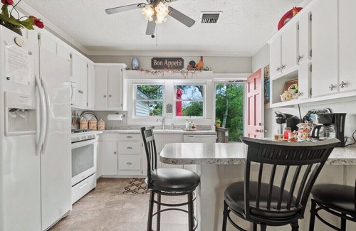 Abbeville House | Cozy Cottage in Historic District.