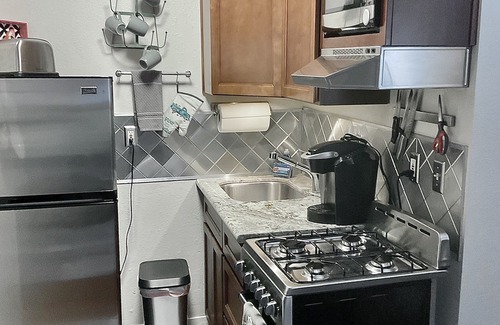 Roseville Cottage | Cozy Cottage King Bed Fenced Pet Yard 5Min Walk to Old Roseville