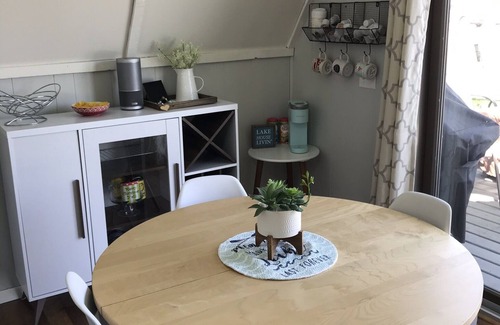 Syracuse Ski Chalet | Cozy cottage—lake Wawasee channel— easy access to lake
