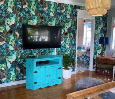 South Lake House | Cozy Cottage Near Beach
