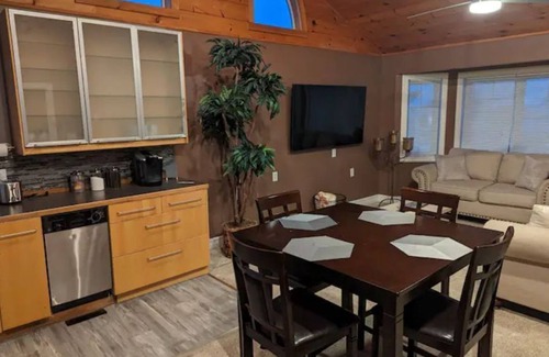 Watertown House | Cozy Cottage next to Thompson Park