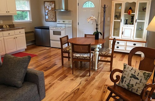 Caroleen Cottage | Cozy Cottage on 15 Acres of Forest Land. 15 min from the TIEC