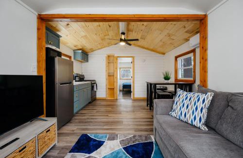 Mayfield House | Cozy Cottage on Arbutus Lake