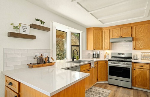 Puyallup Cottage | Cozy Cottage On the Puyallup River - Waterfront/Hot Tub