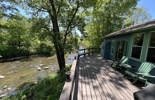 Ligonier House | Cozy Cottage overlooking beautiful Loyalhanna Creek in Historic Ligonier!