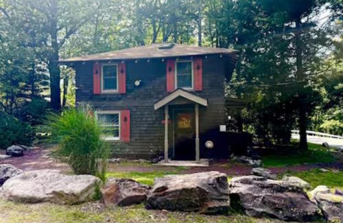 Lake Harmony Estates House | Cozy Cottage, Private Lake Access, Fires and Fun!