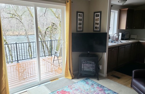 Cascadia Cottage | Cozy Cottage right on the McKenzie River!