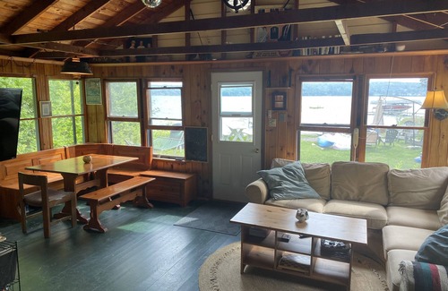 Skaneateles Cottage | Cozy cottage right on Skaneateles Lake, and minutes from the village.