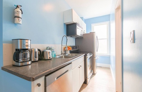 Niagara Falls House | Cozy Cottage-Walk To Cliffton&Falls/Central Attraction