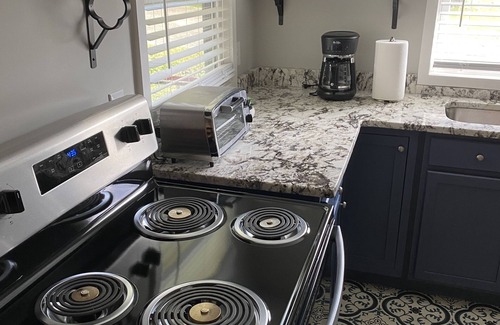 Greeneville House | Cozy Cottage walking distance to Downtown!