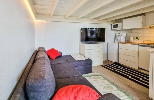 Habo Municipality House | Cozy cottage with a view of Lake Vättern.