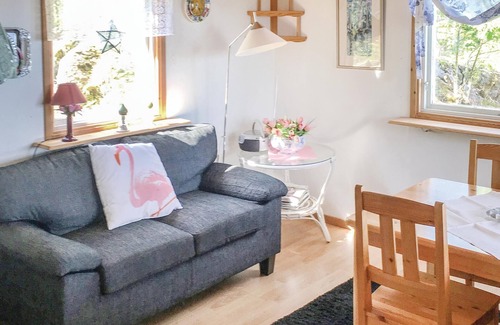 Vanersborg Municipality House | Cozy cottage with covered terrace.