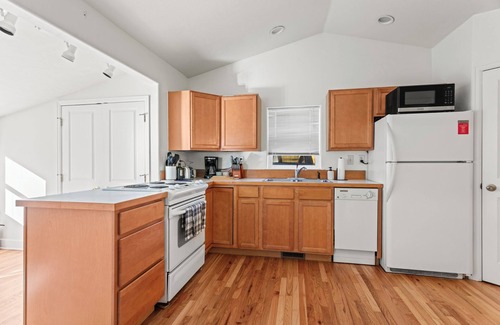 Englewood Cottage | Cozy Cottage With Garage