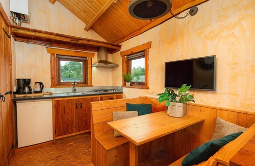 Zuna Cabin | Cozy cottage with hot tub, right on the Regge River. Check out the pictures!