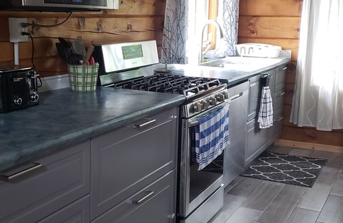 Faraday Cottage | Cozy cottage with private waterfront & wifi